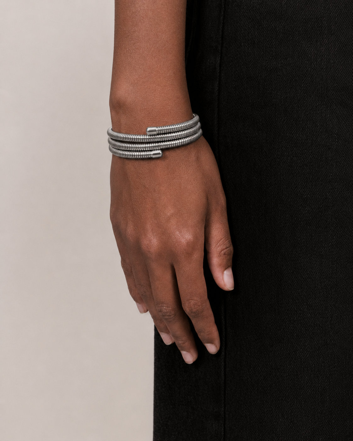 Bracelete Coil aço inoxidável Eloz Studio - com modelo