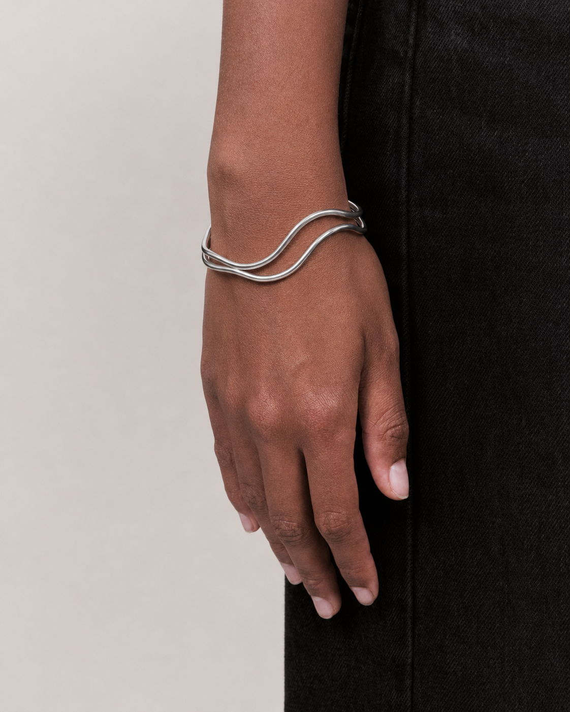 Bracelete Swell aço inoxidável Eloz Studio - com modelo