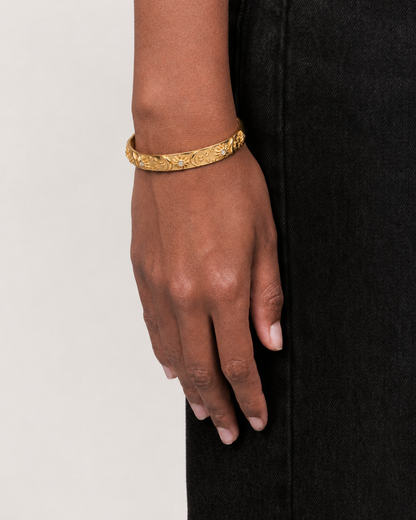 Bracelete Apollo dourado aço inoxidável Eloz Studio - com modelo