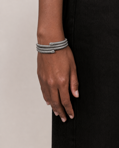 Bracelete Coil aço inoxidável Eloz Studio - com modelo