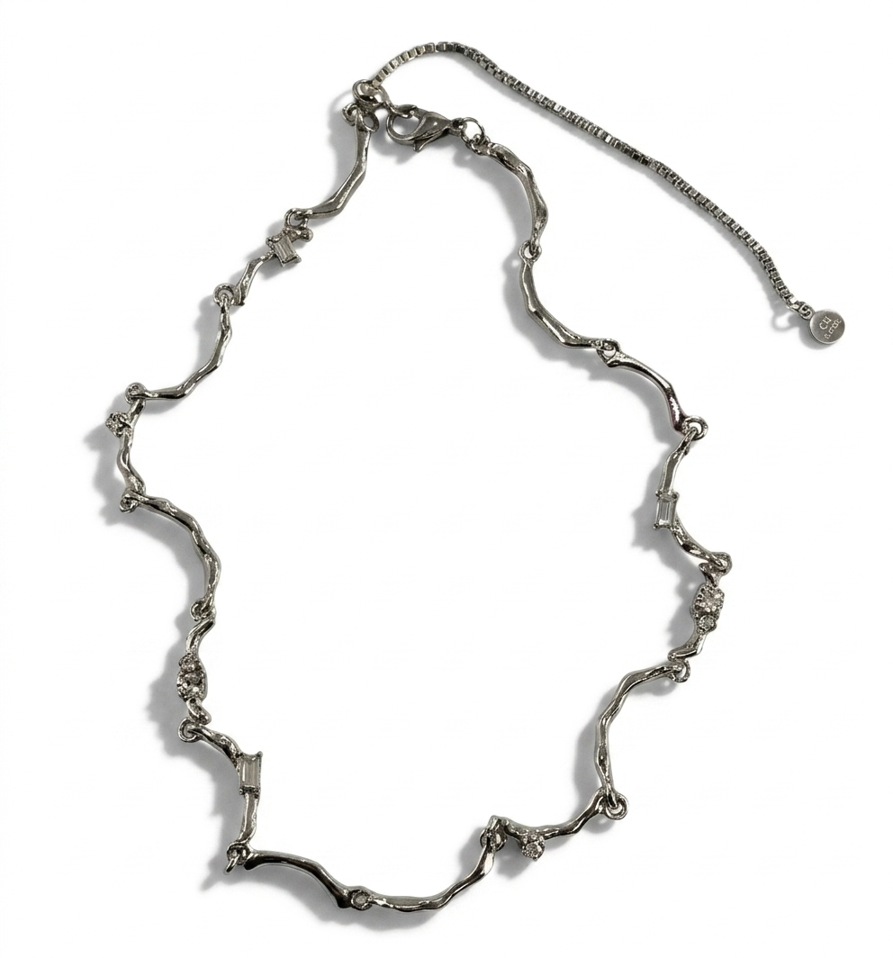 Colar Carbon Bones aço inoxidável Eloz Studio - fundo branco