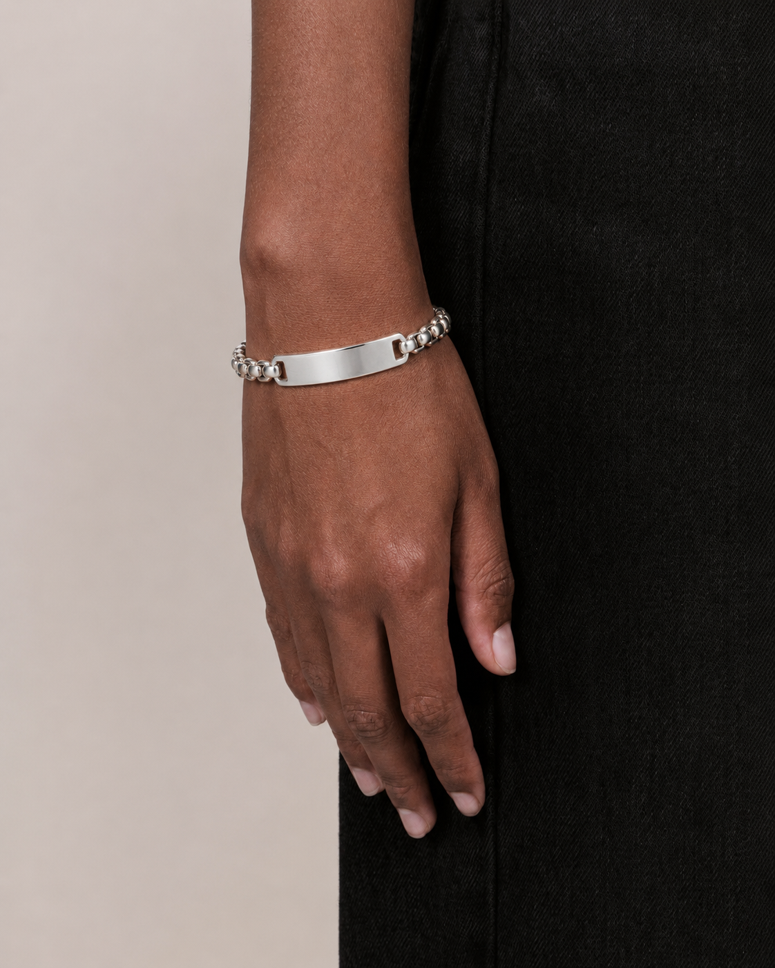 Pulseira Carbon Tag aço inoxidável Eloz Studio - com modelo