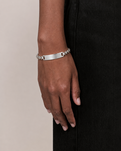 Pulseira Carbon Tag aço inoxidável Eloz Studio - com modelo